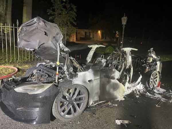 Investigan incendio ‘espontáneo’ de auto Tesla de alta gama