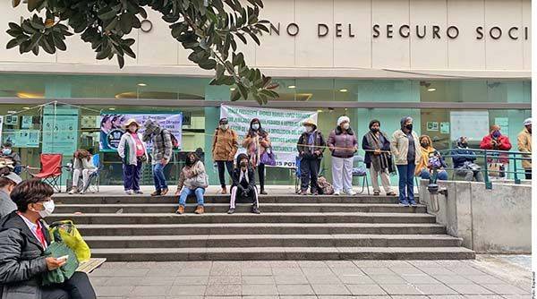 Toman jubilados el IMSS y Reforma