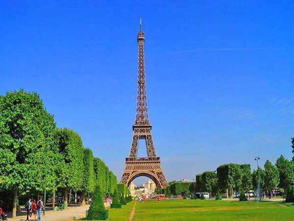 La torre Eiffel reabre tras más de ocho meses cerrada por la pandemia