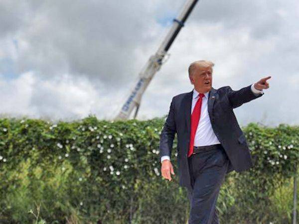 Trump visita la frontera con México; afirma que es ‘muy peligrosa’