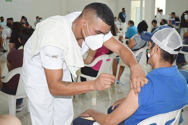 Reciben primera dosis jóvenes de San Buena