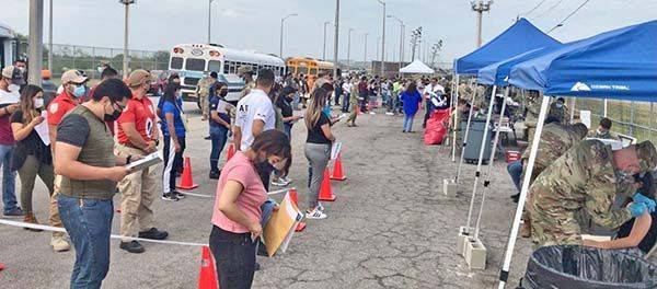 Aplican vacunas en los puentes internacionales