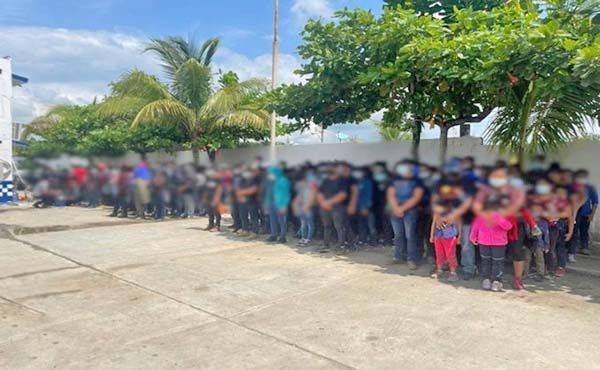 Aseguran a 178 migrantes en sur de Veracruz