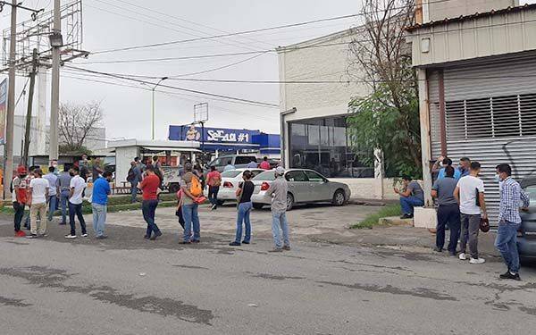 Compiten cientos por 100 empleos en jornada