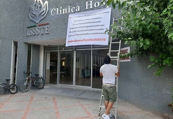 Exigen con mantas renuncie directora