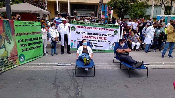 Reforzarán jubilados plantón en la CDMX