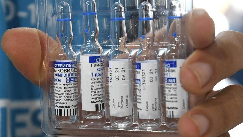 Vacunados con las dos dosis de Sputnik V no transmiten el Covid-19, investigador ruso