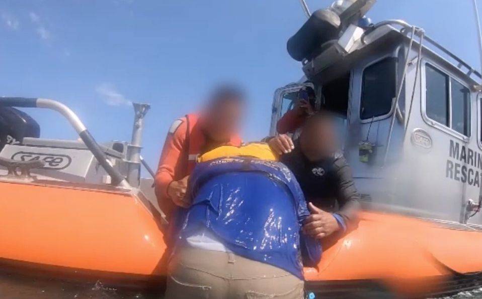 Personal naval rescata a dos hombres tras hundimiento de su embarcación en BC