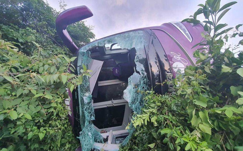 Autobús con 38 pasajeros se sale de la carretera en Veracruz