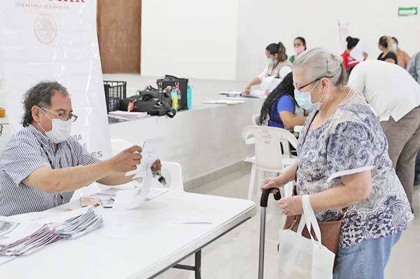 Entregan en SB becas 68 Y Más