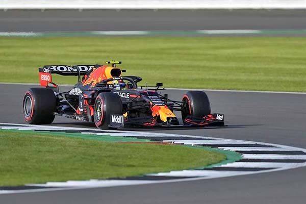 Hace Checo poco y termina 16; gana Lewis