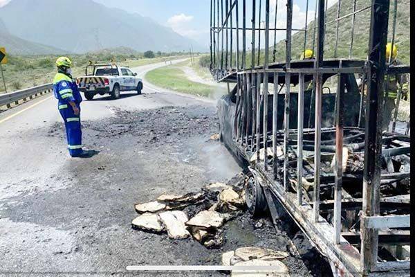 Cierran carretera por incendio de vehículo
