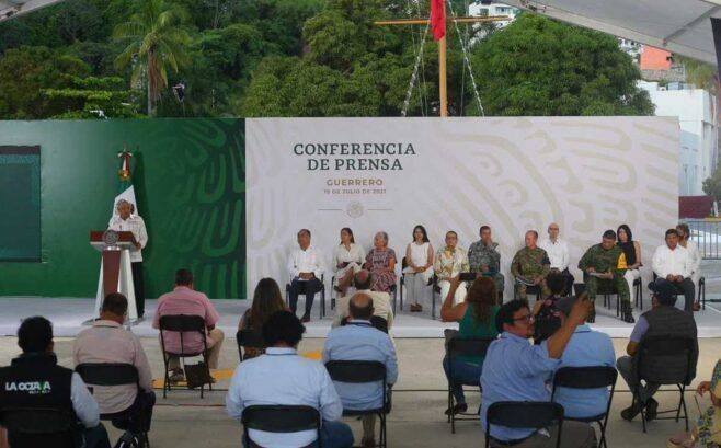 AMLO promete búsqueda de periodistas desaparecidos en Guerrero