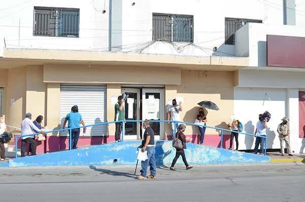 Acuden a tramitar INE para votar en consulta