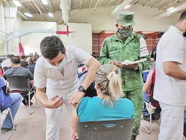 Aplicarán segunda dosis a población de 40 y más