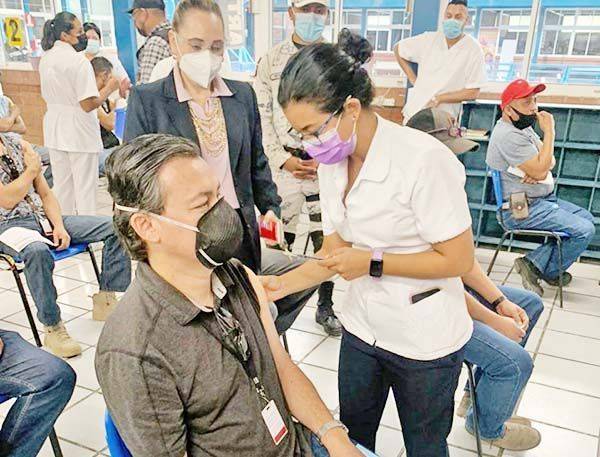 Vacunan a 5 mil 600 en Ruta Empresarial