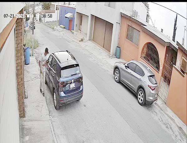Captan a ladrón robando cartera