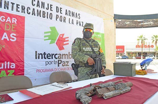 Entregan en canje un AK-47 y lanzagranadas