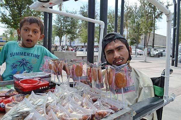 Joven con parálisis genera sus ingresos