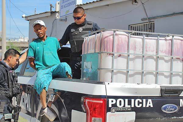 Carga tinaco de dudosa procedencia