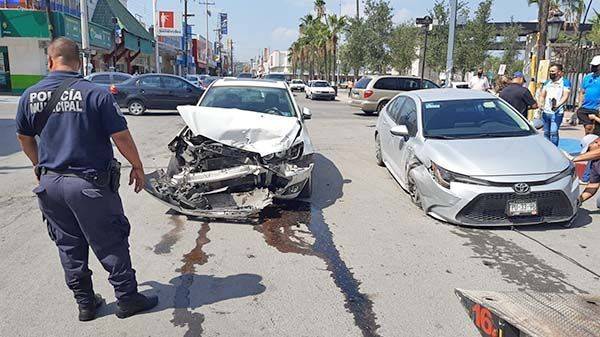 Destrozan autos y alegan verde