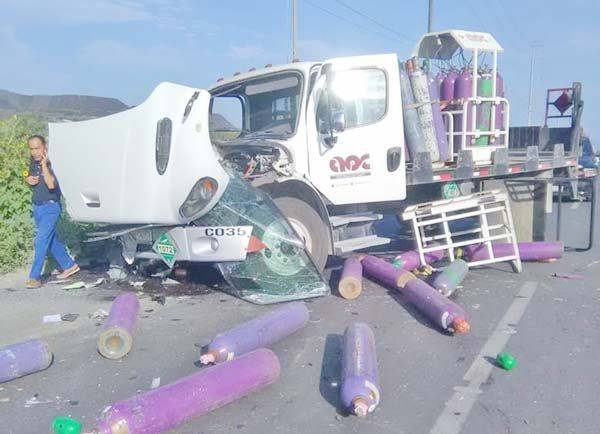 Transportador de oxigeno se estampa contra tráiler