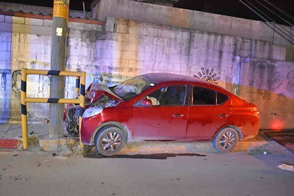 Abandona auto al chocar con poste