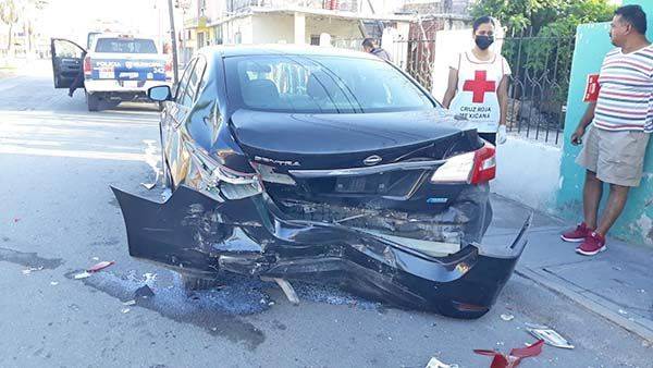 Destroza carro al chocar por alcance