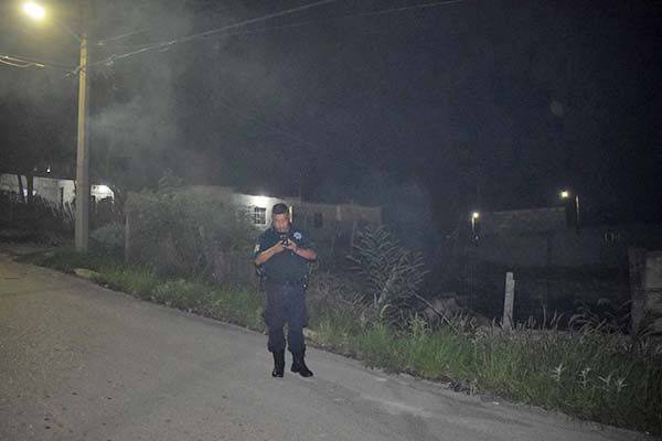 Queman baldío y reportan casa