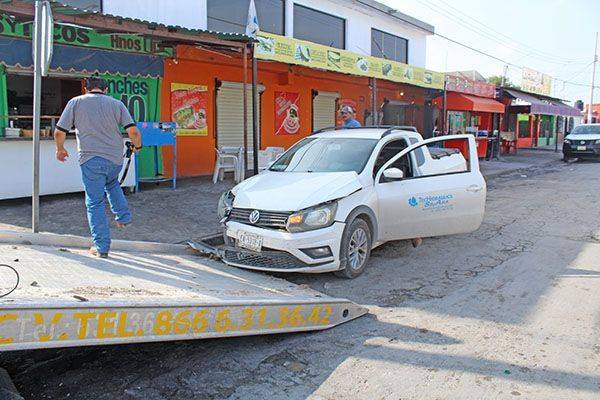 Se estampan trocas al ignorar semáforo