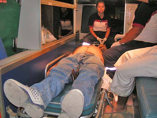 Ciclista se embarra detrás de automóvil