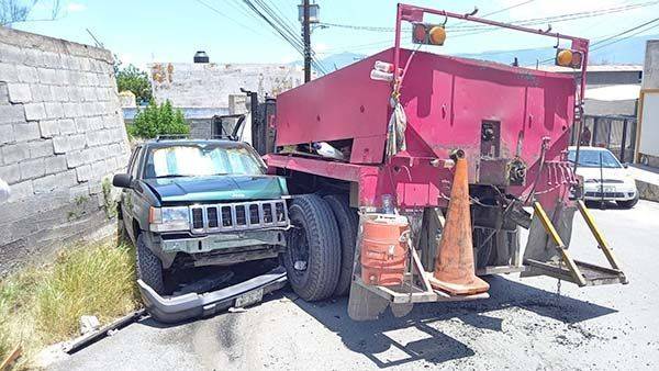 Se le bota freno y choca camioneta