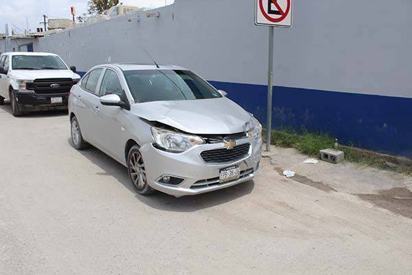 Atrabancada choca con taxi