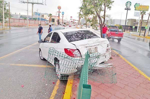 Trapa auto al camellón