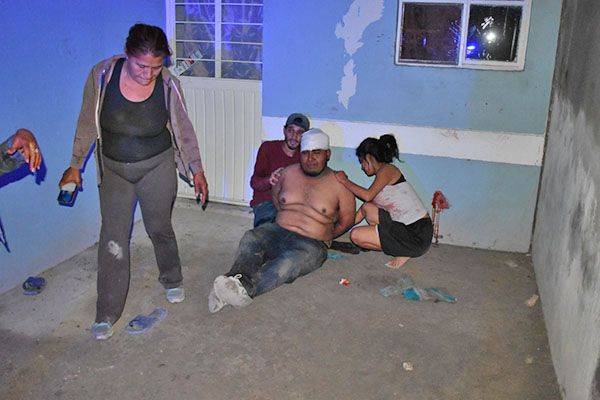 Lo bañan en sangre al regresar de fiesta