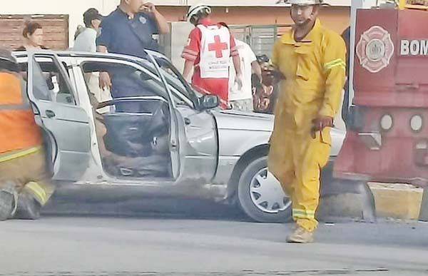 Queda atrapado en potente choque