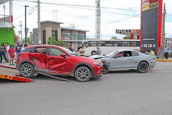 Choca por atrabancado y deja severos daños