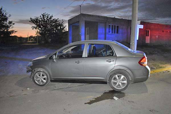 Tumba poste y abandona carro