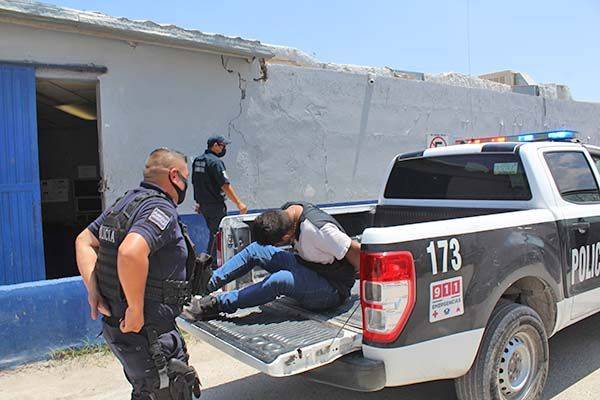 Se lleva a su hija; policía lo persigue
