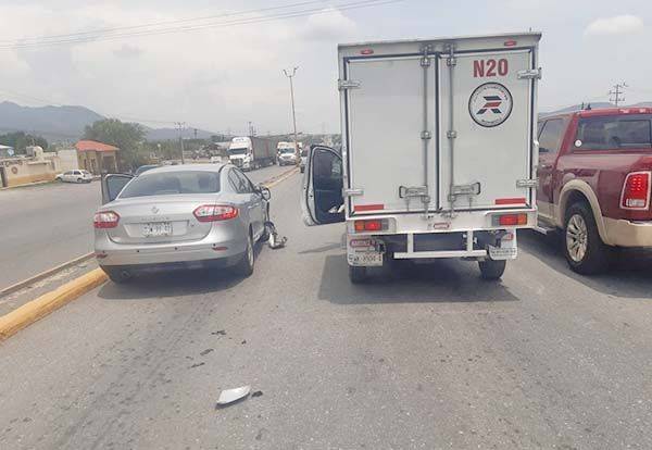 Choca con camioneta atrabancada mujer