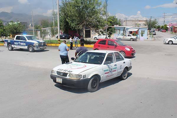 Atrabancado taxista provoca accidente