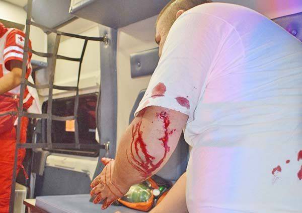 Bañan en sangre a taxista en riña
