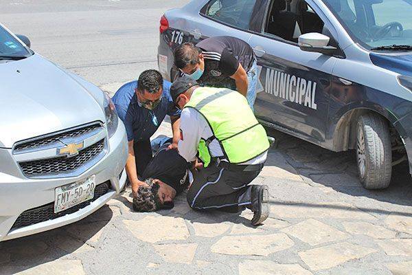 Sufre convulsión frente a policías