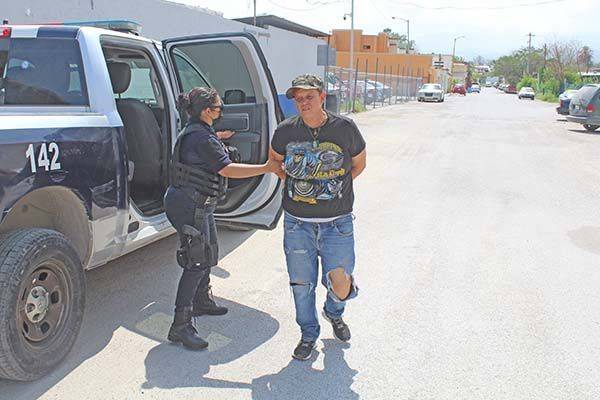Mujer alucina con pegamento