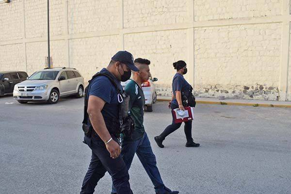 Le clavan cuchillo por defender a vecina