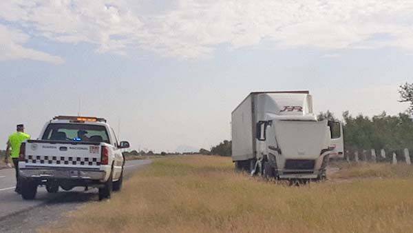 Se sale tráiler de la carretera