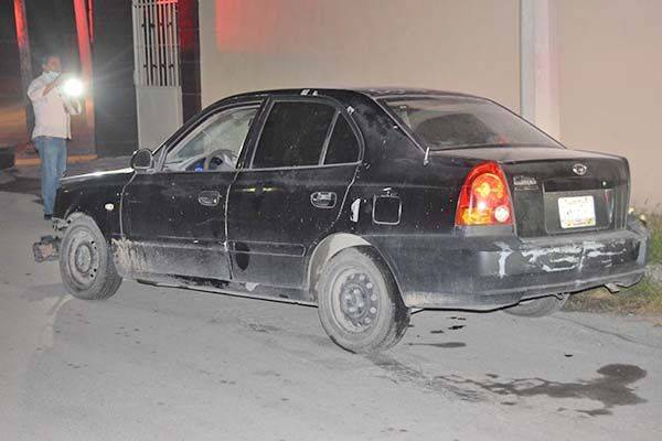 Destroza auto al chocar con banqueta