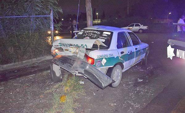 Proyectan taxi contra poste