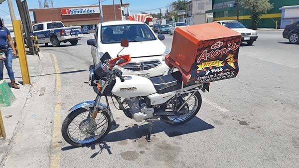Tumban a moto frente a Juárez