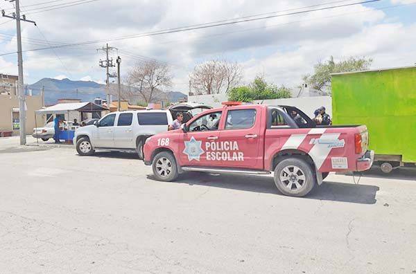 Podadora lanza piedra a camioneta